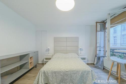 une chambre blanche avec un lit et une fenêtre dans l'établissement Flexliving - Studio - Jarente, à Paris