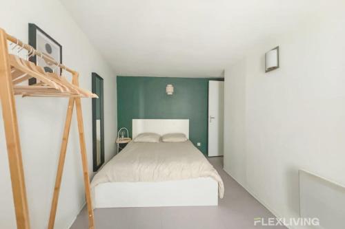 - une petite chambre avec un lit et une échelle dans l'établissement Flexliving - Onebedroom - Hopital, à Paris