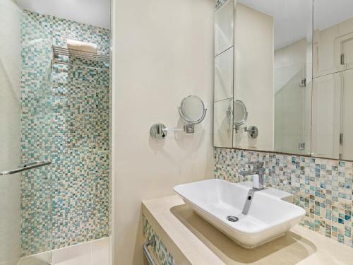 Koupelna v ubytování Rixos Obhur Jeddah Resort & Villas - All-Inclusive
