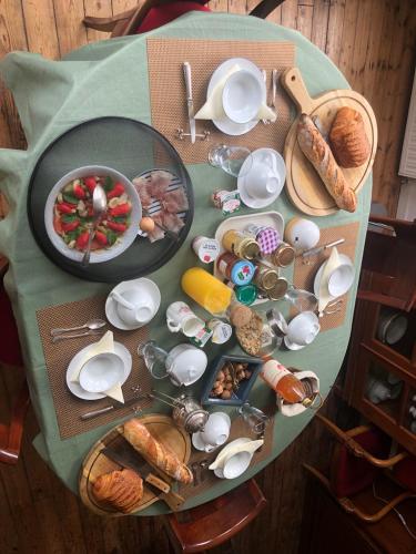 - une table avec une assiette de nourriture et de plats dans l'établissement VILLA des Peintres, à Étretat