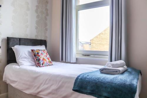 - une petite chambre avec un lit et une fenêtre dans l'établissement 3 BDR Entire Home Sleeps Up to 5 Contractors & Families Long or Short Stay Free WiFi & Parking, à Lynemouth