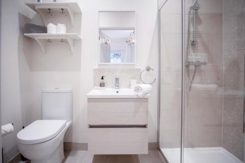 Ένα μπάνιο στο Ty Gwawr - 3 Bedroom Apt - Bayview Oxwich