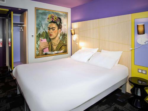 Postel nebo postele na pokoji v ubytování ibis Styles Honfleur Centre Historique