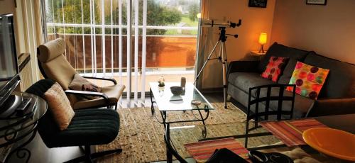 un salon avec un canapé et une table dans l'établissement GRD studio 3 étoiles vue mer déco soignée 47m2, à Dinard