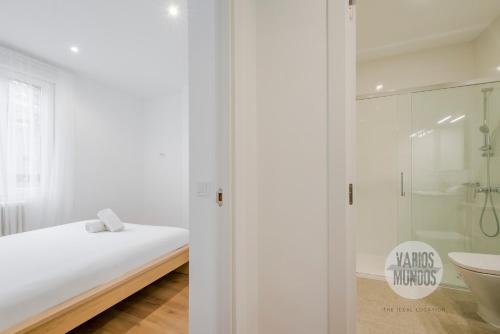 a bedroom with a shower and a bed and a toilet at Retiro con parking para 4, vive la Latina in Madrid
