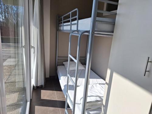 オーステンデにあるEquusの二段ベッドが2つと窓がある二段ベッドルーム