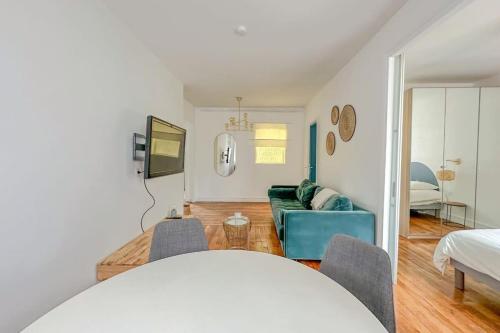 un salon avec un canapé et un lit dans l'établissement Flexliving - T2 - Médéric, à Paris