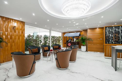 a lobby with a dining room with chairs and a table at Golden Sands Bur Dubai in Dubai