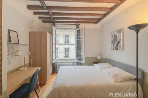 une chambre avec un lit, un bureau et une fenêtre dans l'établissement Flexliving - Studio - Échiquier, à Paris