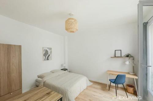 une chambre avec un lit, un bureau et une chaise dans l'établissement Flexliving - Studio - 19 Échiquier, à Paris