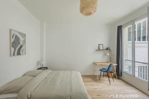 une chambre avec un lit, un bureau et une fenêtre dans l'établissement Flexliving - Studio - 19 Échiquier, à Paris