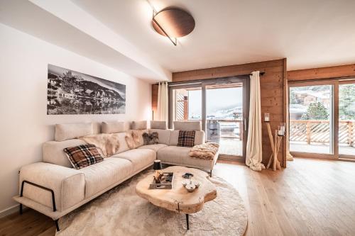 un salon avec un canapé et une table dans l'établissement Apartment Chamoisine, Châtel - by EMERALD STAY, à Châtel