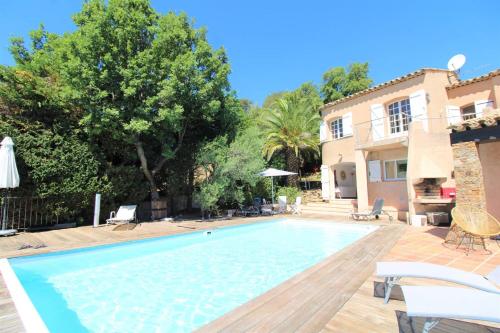 une piscine devant une maison dans l'établissement La Villa Tara 4 chambres piscine privée vue panoramique sur les collines de Grimaud, à Grimaud