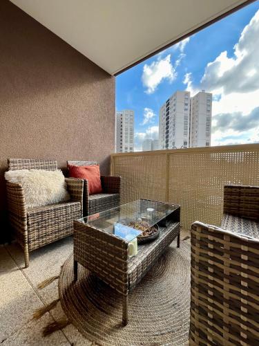 un salon avec deux canapés et une table en verre dans l'établissement Chambre Privée chez Yérima, à Vénissieux