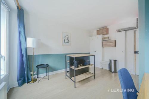 - un salon avec une table et deux tabourets dans l'établissement Flexliving - Studio - Dessous des berges -, à Paris