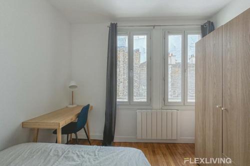 - une chambre avec un bureau, un lit et une fenêtre dans l'établissement Flexliving - room - Saint Martin, à Paris
