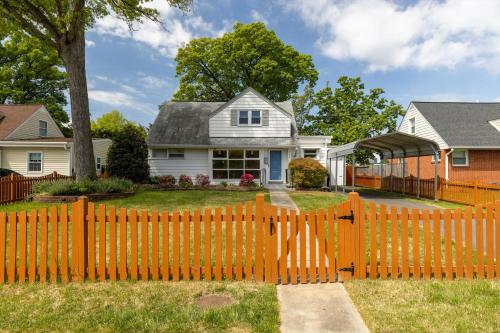 a wooden fence in front of a house at ALX Cape Cod 3-BR Near Old Town & Mount Vernon in Alexandria