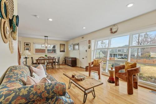 a living room with a couch and a table at ALX Cape Cod 3-BR Near Old Town & Mount Vernon in Alexandria