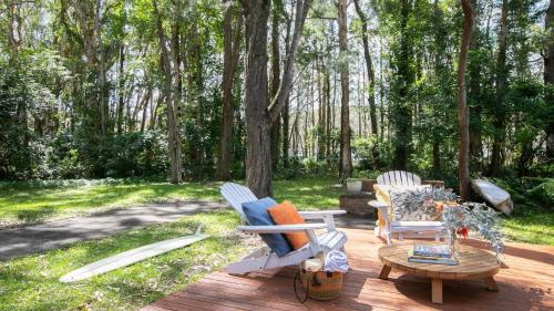 Κήπος έξω από το Cozy Lakeside Retreat Just A Short Walk To Beach