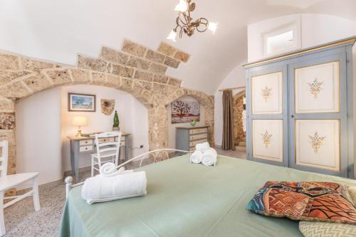 a bedroom with a green bed in a room at Appartamento Misya in Felline