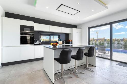 Manatee - Modern & Luxurious villa