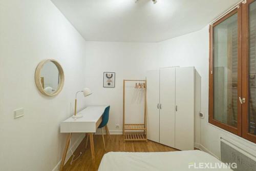 une salle de bain blanche avec un lavabo et un miroir dans l'établissement Flexliving - whole flat - Banquier, à Paris