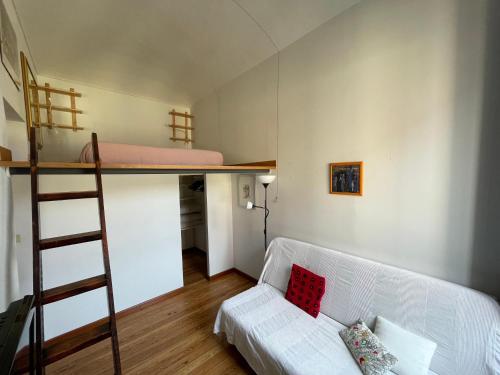 a living room with a couch and a bunk bed at Grazioso bilocale in palazzo liberty in zona Porta Susa in Turin