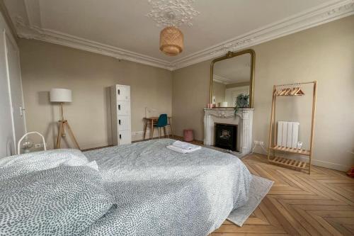 - une chambre avec un lit, un miroir et une cheminée dans l'établissement Flexliving - whole flat - Voltaire, à Paris