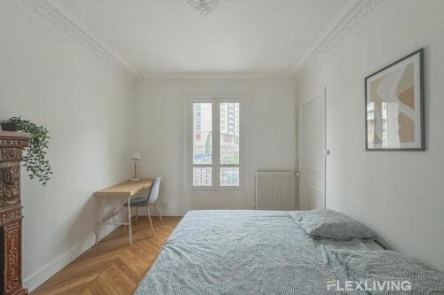 une chambre blanche avec un lit et un bureau dans l'établissement Flexliving - Charming whole flat R1 - Henri Sellier - Suresnes 92, à Suresnes