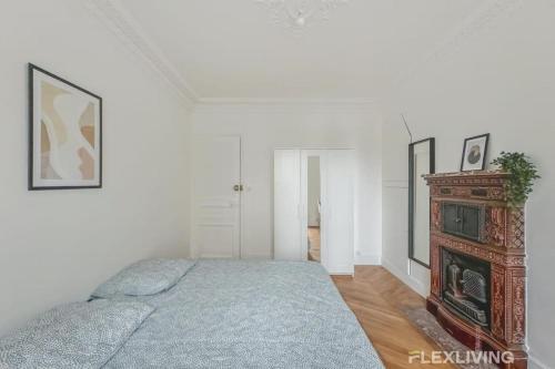 une chambre avec un lit et une commode dans l'établissement Flexliving - Charming whole flat R1 - Henri Sellier - Suresnes 92, à Suresnes