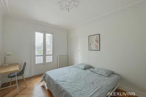 Un dormitorio con una cama y un escritorio y una ventana. en Flexliving - Room - Henri Sellier - Suresnes 92, en Suresnes