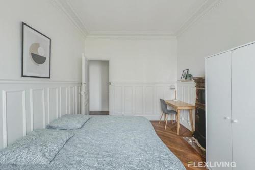une chambre blanche avec un lit et un bureau dans l'établissement Flexliving - Splendid whole apartment R4 - Henri Sellier - Suresnes 92, à Suresnes
