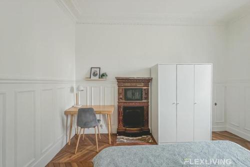 une chambre avec un lit, un bureau et une chaise dans l'établissement Flexliving - Splendid whole apartment R4 - Henri Sellier - Suresnes 92, à Suresnes