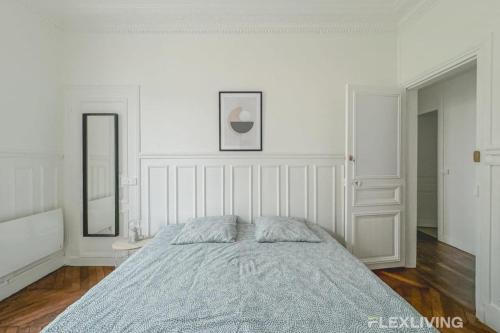 une chambre blanche avec un lit et un miroir dans l'établissement Flexliving - Splendid whole apartment R4 - Henri Sellier - Suresnes 92, à Suresnes