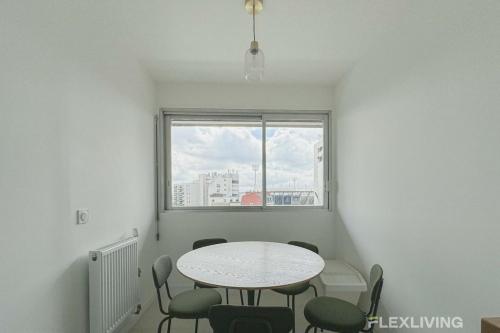une pièce avec une table, des chaises et une fenêtre dans l'établissement Flexliving - whole apartment - Mouchez, à Paris