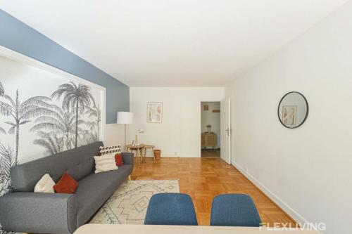 - un salon avec un canapé gris et des fauteuils bleus dans l'établissement Flexliving - whole apartment - Saens, à Paris