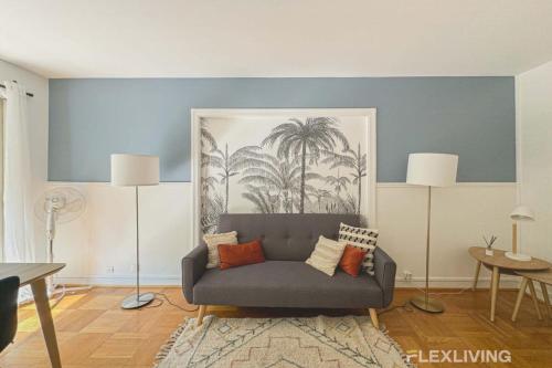 - un salon avec un canapé gris dans l'établissement Flexliving - whole apartment - Saens, à Paris