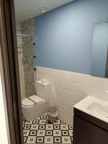 a bathroom with a toilet and a sink at Apartamentos AL-QAZERES LUXURY La Concepción in Cáceres