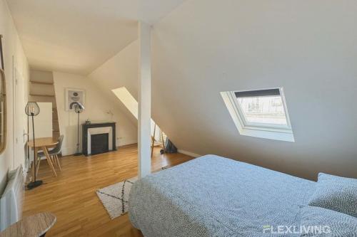 une chambre avec un lit bleu et une cheminée dans l'établissement Flexliving - whole flat - Bausset, à Paris