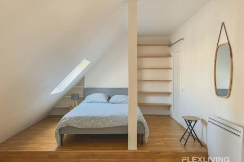 - une chambre avec un lit et un escalier dans l'établissement Flexliving - whole flat - Bausset, à Paris