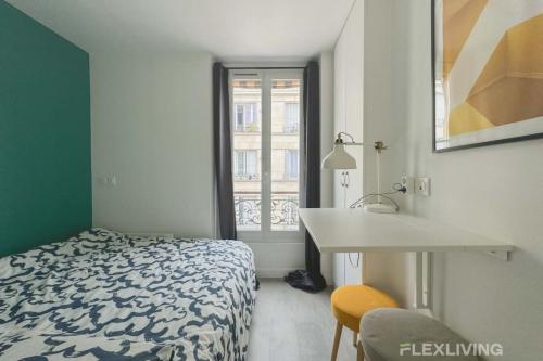 une chambre avec un lit, un lavabo et une fenêtre dans l'établissement Flexliving - whole flat - Bonnet, à Paris