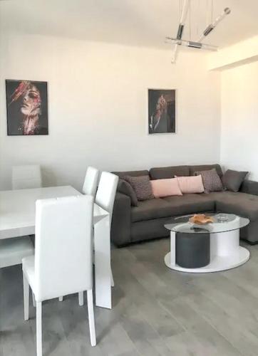 un salon avec un canapé et une table dans l'établissement Appartement à Ajaccio avec vue sur la mer, à Ajaccio