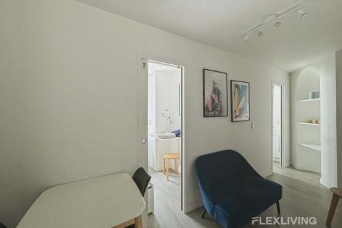 un salon avec un canapé et une chaise dans l'établissement Flexliving - whole flat - Bonnet, à Paris