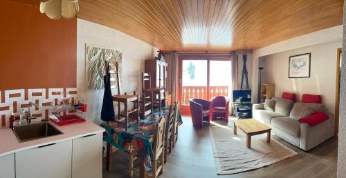 un salon avec un canapé et une table dans l'établissement Family T3 near the slopes Méribel, à Méribel