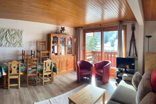 un salon avec une table et une salle à manger dans l'établissement Family T3 near the slopes Méribel, à Méribel