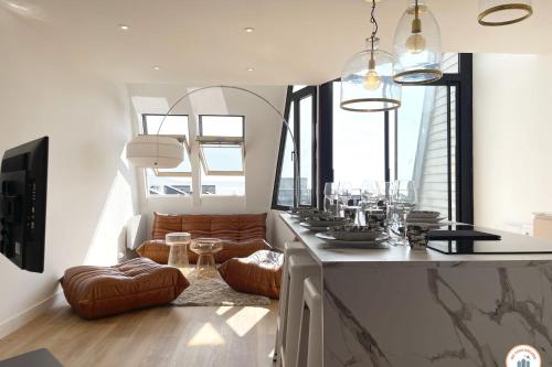 - un salon avec un bar et un canapé dans l'établissement La Vie en Rose - Terrasse vue Mer - Plage - Marina, à Deauville