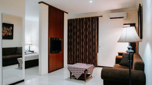 Χώρος καθιστικού στο Tuwuh Hotel at Kayutangan