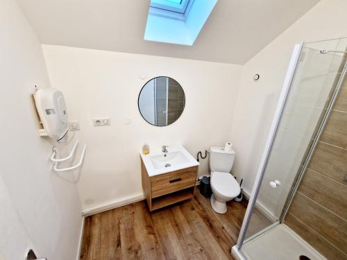 a bathroom with a sink and a toilet at Duplex tout équipé in Marpent