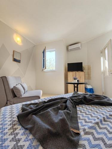 Un dormitorio con una cama con una manta encima. en Altura Rooms & Apartments, en Neum