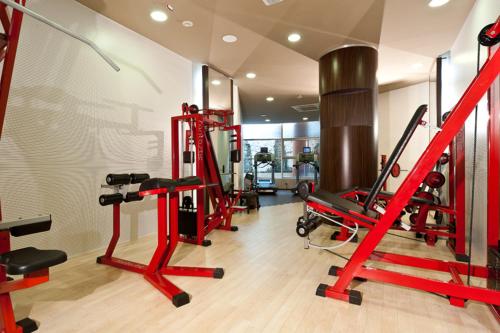 a gym with red equipment in a room at Hotel Mercure Siracusa in Siracusa